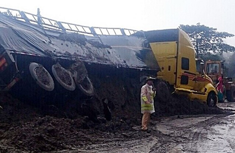 Xe-dau-keo-bi-sat-lo-vui-lap-2-ngay-tren-deo-Lo-Xo