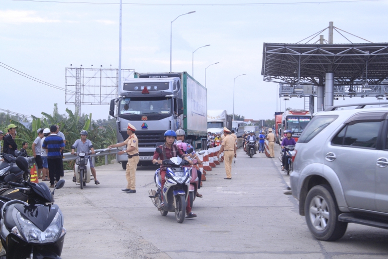 Tai-xe-dung-tien-le-mua-ve-qua-tam-thu-phi-Nam-Bin