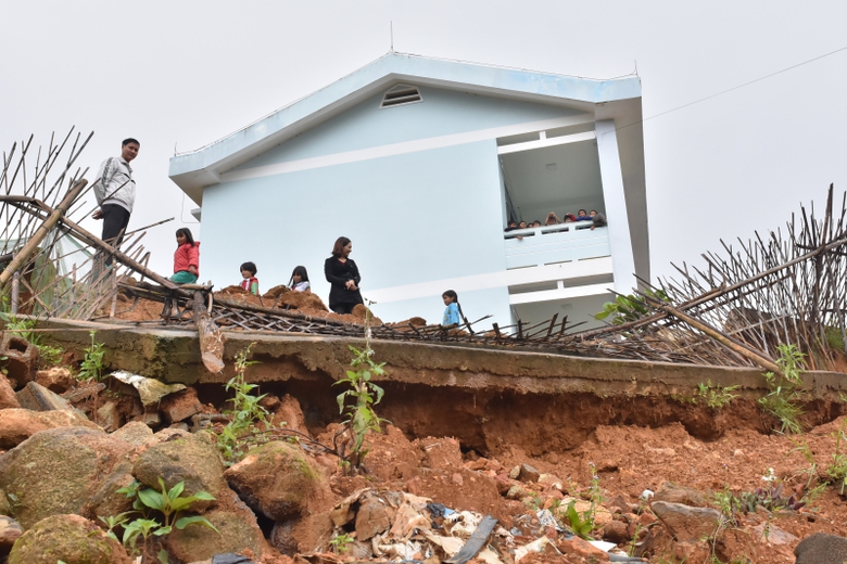 Giao-vien-hoc-sinh-vung-cao-nom-nop-noi-lo-sat-lo-