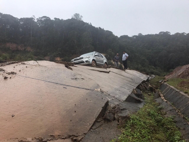 satlo-duong-ql1-do-mua-lu-1