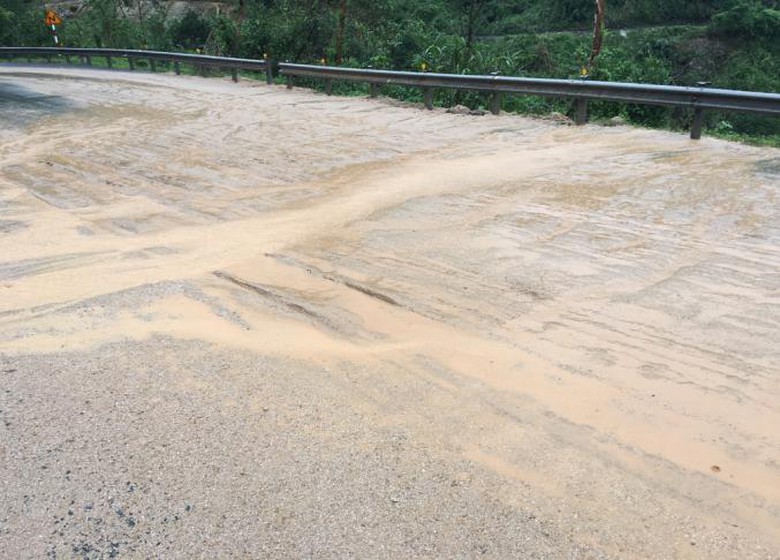 satlo-duong-ql1-do-mua-lu-4