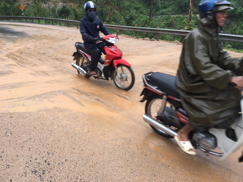 satlo-duong-ql1-do-mua-lu-3