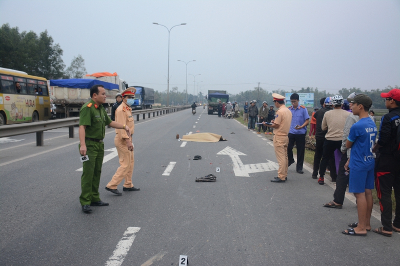 Xe-tai-huc-xe-may-1-nguoi-chet-tai-cho