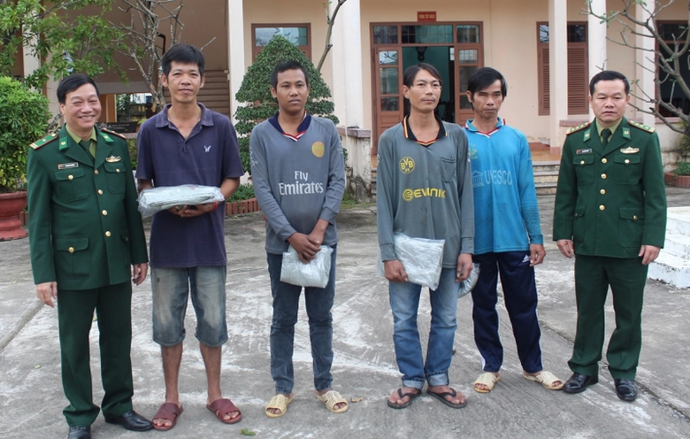 Giai-cuu-4-thuyen-vien-bị-ban-cho-tau-ca