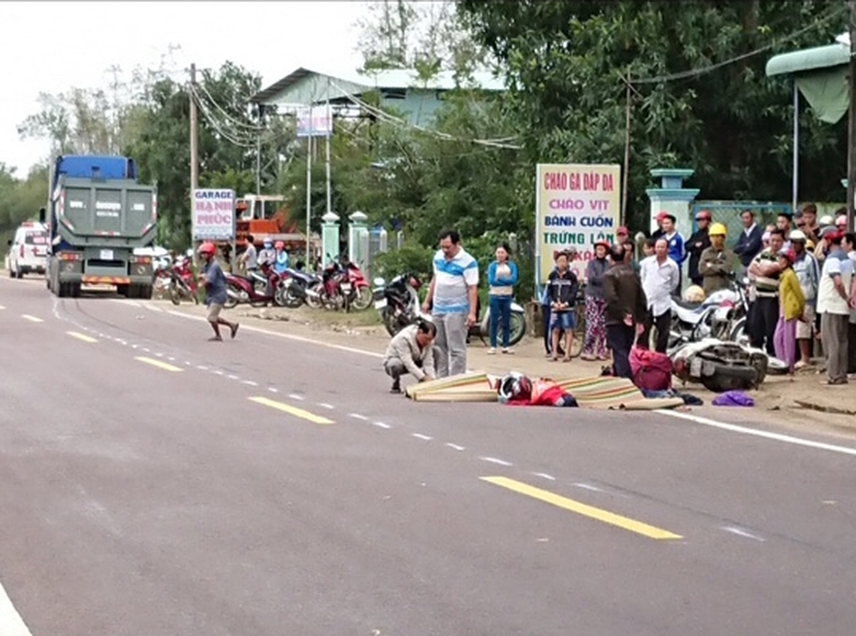 Xe-dau-keo-dam-xe-may-2-nguoi-chet-tai-cho