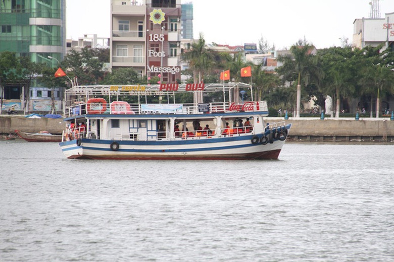 Tu-1-9-cam-tau-suc-cho-duoi-50-nguoi-tren-song-Han