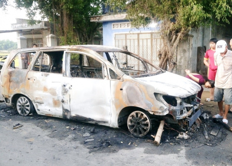 Hon-chien-dot-o-to-9-nghican-dau-thu