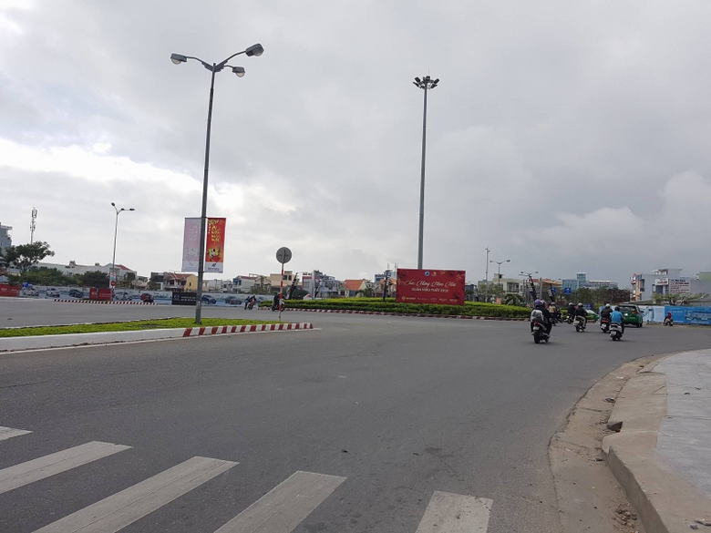 Cua-ngo-Da-Nang-thenh-thang-ngay-mung-4-Tet-8