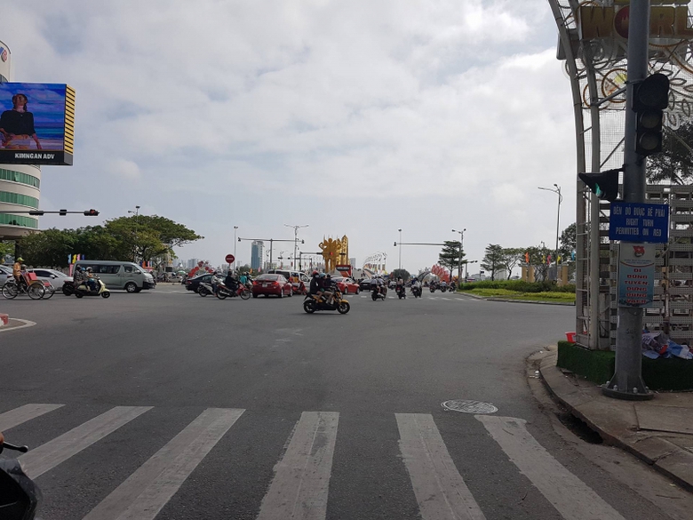 Cua-ngo-Da-Nang-thenh-thang-ngay-mung-4-Tet-2