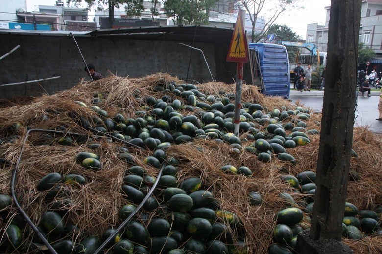 Xe-cho-dua-leo-dai-phan-cach-lat-nhao-tren-QL1