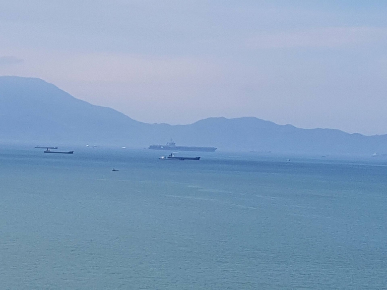 Nguoi-dan-ngam-tau-san-bay-tu-cau-Thuan-phuoc-1