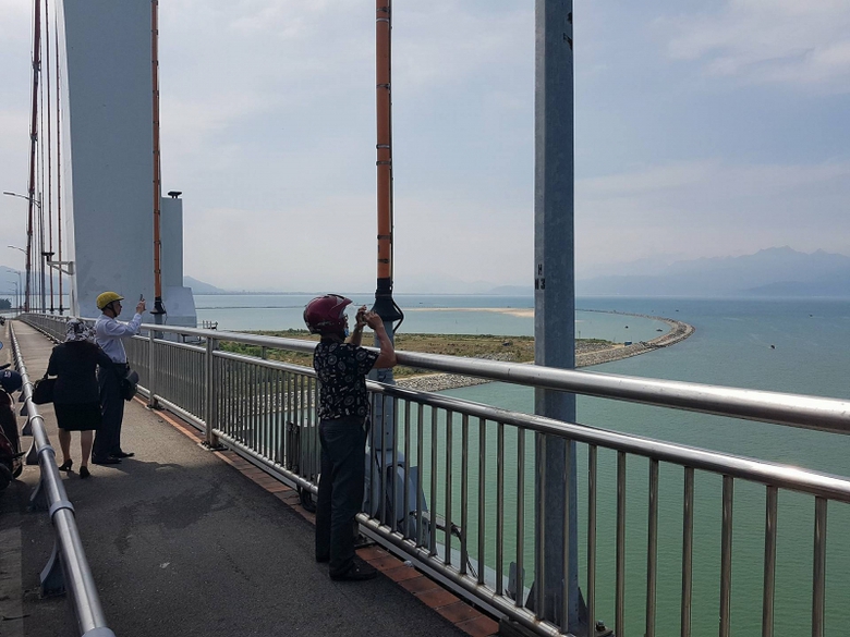 Nguoi-dan-ngam-tau-san-bay-tu-cau-Thuan-phuoc-4