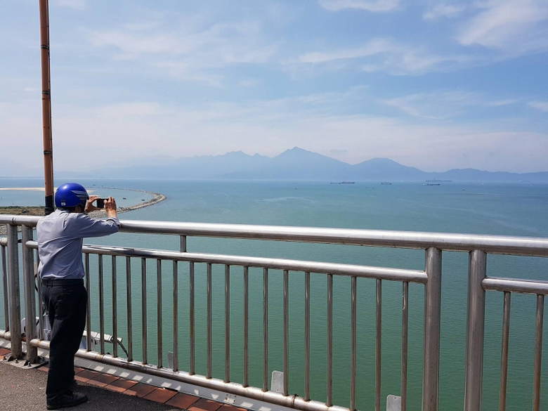 Nguoi-dan-ngam-tau-san-bay-tu-cau-Thuan-phuoc-8