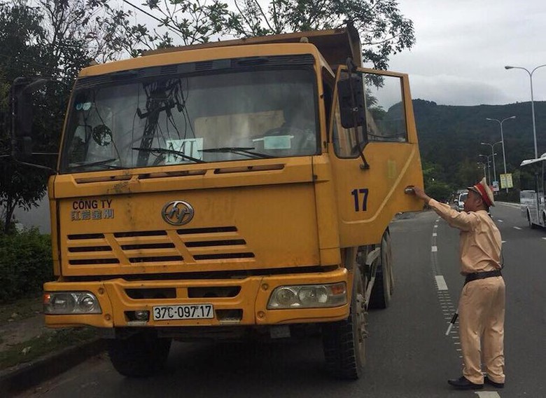 Xe-cho-dat-lau-chay-i-xuat-trinh-giay-to