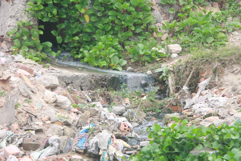 Nuoc-thai-den-boc-mui-thoi-do-ra-bai-bien-Nam-O-1