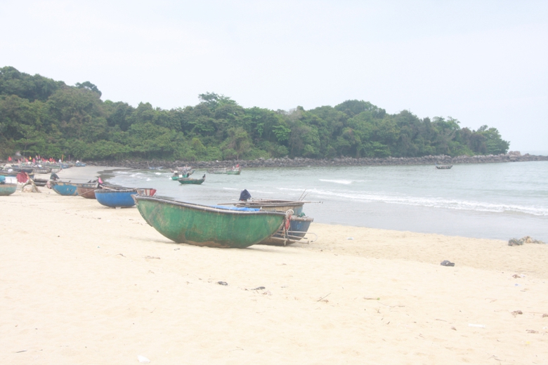 Nuoc-thai-den-boc-mui-thoi-do-ra-bai-bien-Nam-O-7