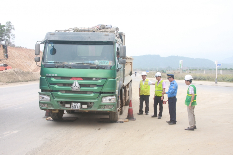 Siet-xe-qua-tai-tren-duong-tranh-Nam-Hai-Van-2