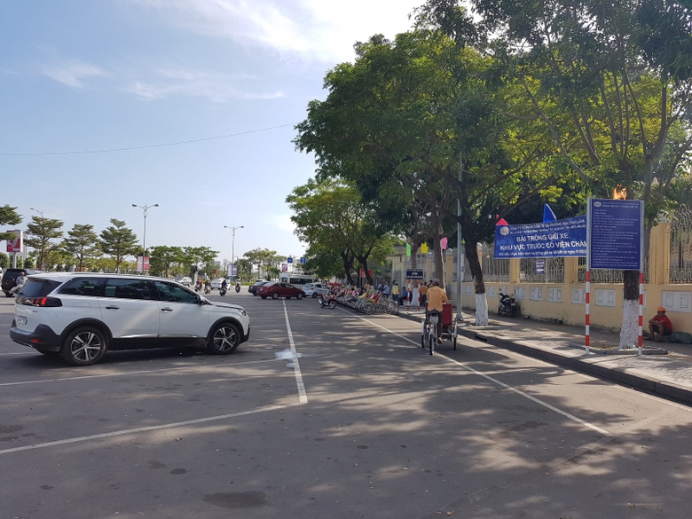 cam-do-xe-gan-cac-bai-do-xe-thu-phi