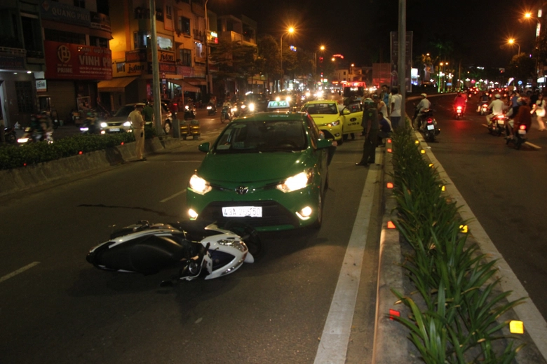 Tranh-nguoi-nga-taxi-bi-huc-duoi