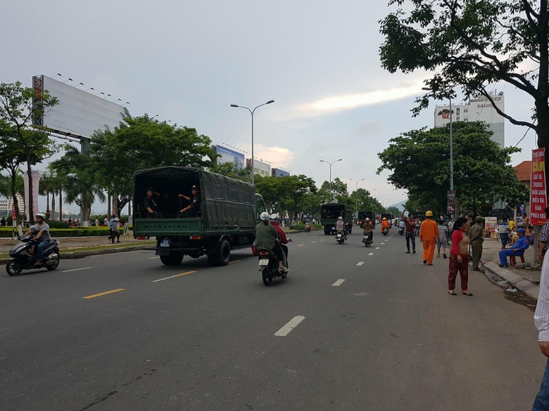 Tranh-nhau-xi-cho-ngoi-xem-phao-hoa-2