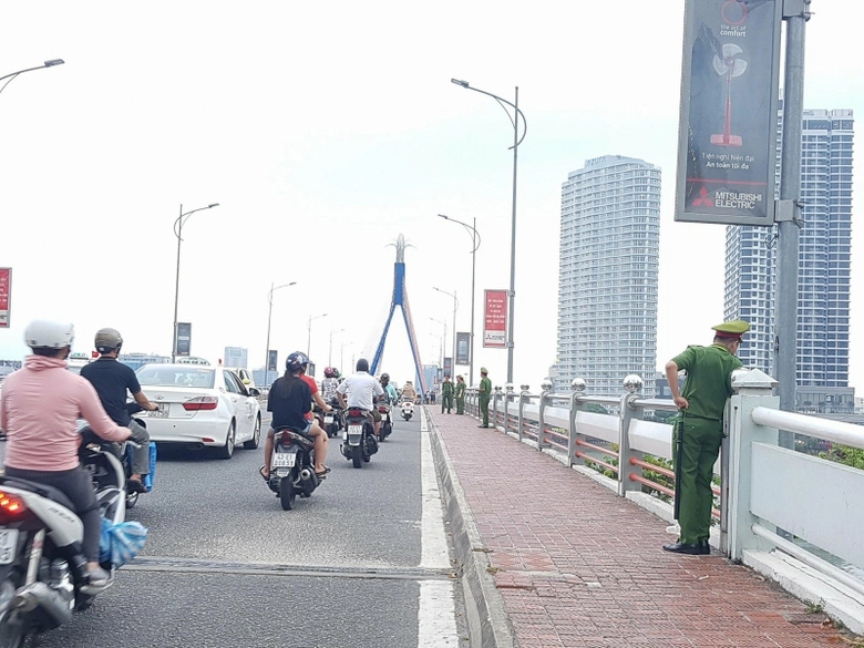 Tranh-nhau-xi-cho-ngoi-xem-phao-hoa-4