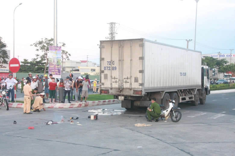 Xe-may-dam-nhau-luc-xe-tai-tro-toi-3-nguoi-thuong-