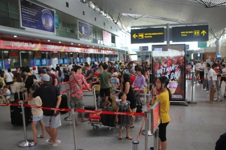 Khach-nem-dien-thoai-vao-mat-nhan-vien-hang-khong