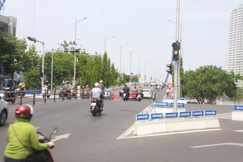 Khong-the-dung-tu-duy-lac-hau-giai-quyet-giao-thon