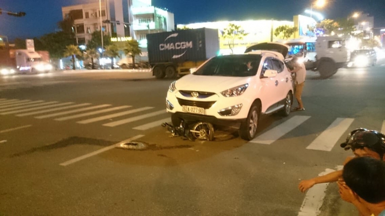 hai-thieu-nu-trong-thuong-sau-va-cham-voi-xe-hop