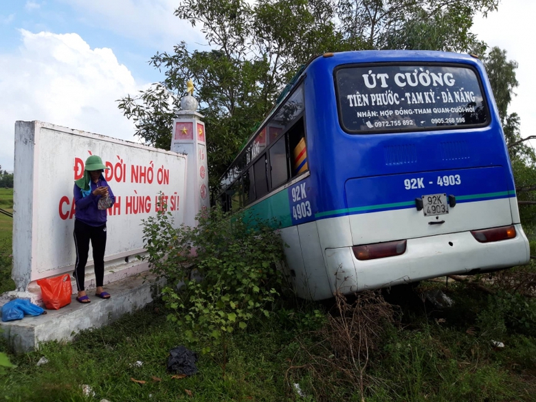 Xe-khach-cho-10-nguoi-roi-xuong-vuc