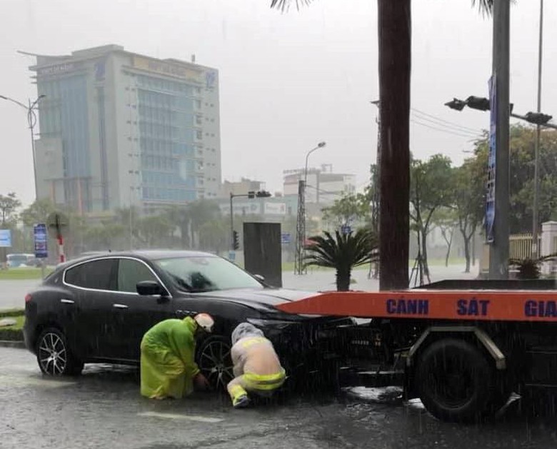 Xe-hop-chet-duoi-do-ngap-lut-lich-su