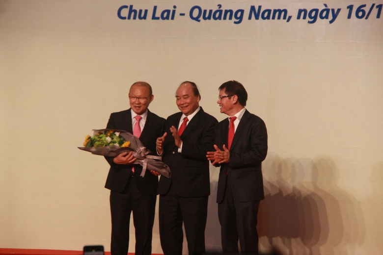 Nhan-thuong-khung-thay-Park-tang-het-cho-bong-da-V