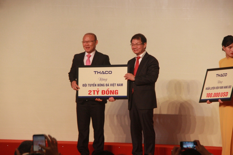 Nhan-thuong-khung-thay-Park-tang-het-cho-bong-da-V