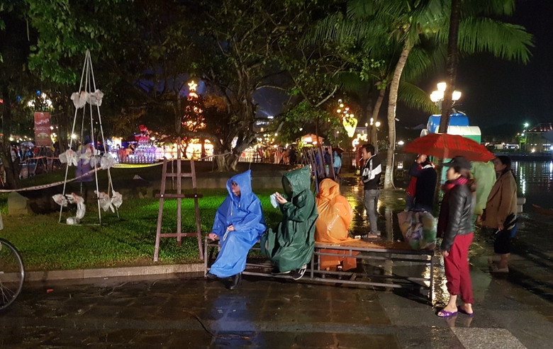 Doi-mua-don-giao-thua-o-Hoi-An3