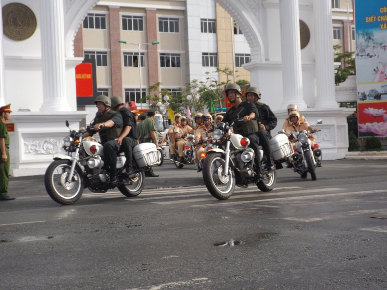 Lực lượng CSGT ra qu&acirc;n tuần tra đảm bảo TTATGT