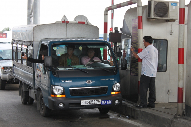 Xe với bản Tập l&aacute;i &aacute;n ngữ ngay l&agrave;n xe