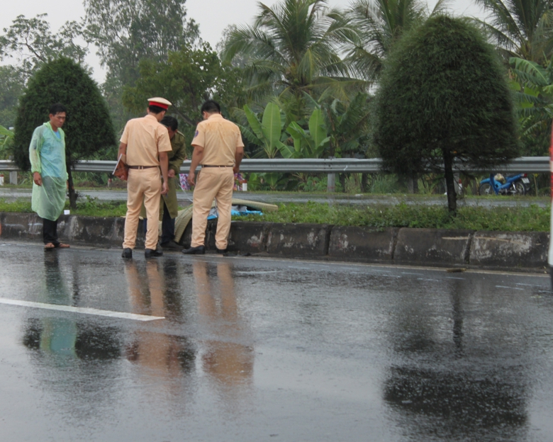 Mat-lai-nguoi-phu-nu-dam-vao-dai-phan-cach-thiet-m