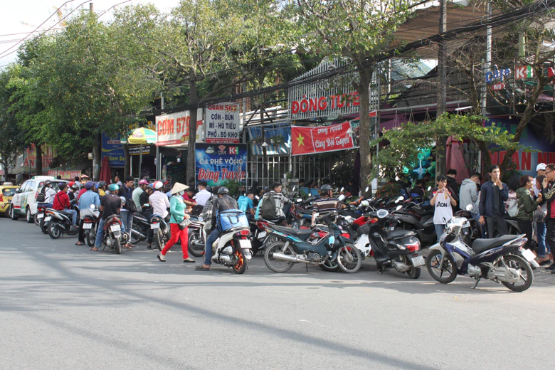 Đến muộn, nhiều bạn trẻ chấp nhận đậu xe ngay dưới