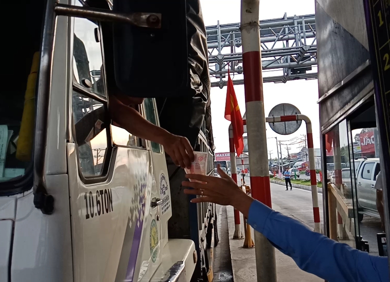 T&agrave;i-xe-su-dung-tien-le