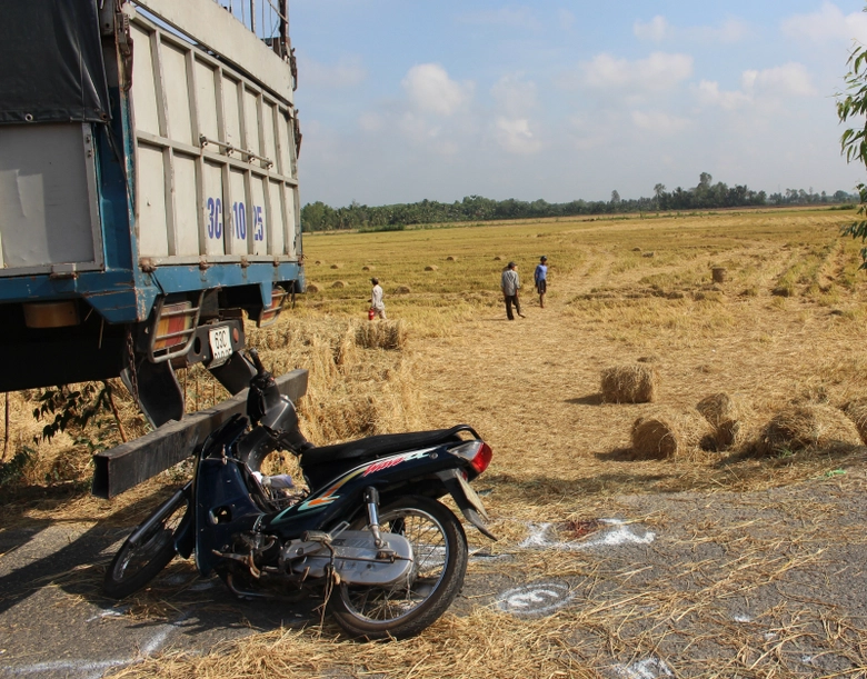 tong-vao-duoi-xe-tai-cho-rom-nguoi-phu-nu-thiet-ma