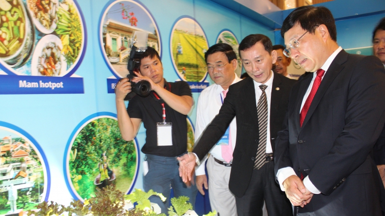 chu-tich-ubndtp-gioi-thieu-mo-hinh-rau-thuy-canh