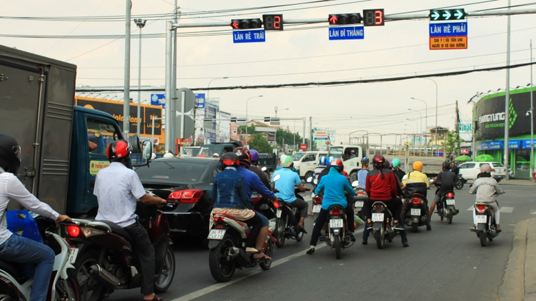 C&aacute;c phương tiện dừng đ&egrave;n đỏ thường đậu sang phần đ