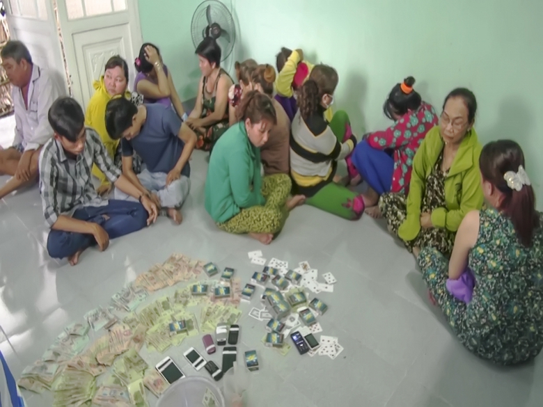 Nhom quy ba danh bai bi Cong an bat qua tang