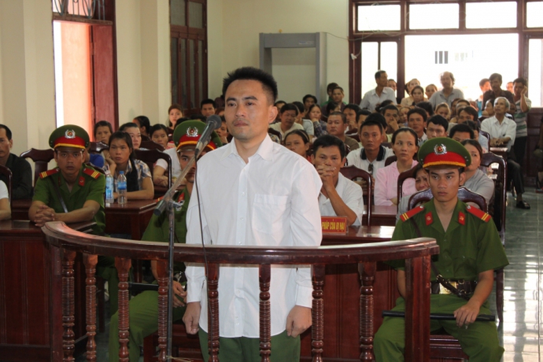 Mai Chiếm Thắng trước v&agrave;nh m&oacute;ng ngựa1