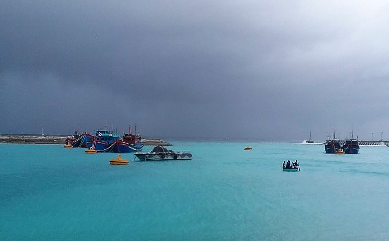 T&agrave;u v&agrave;o tr&uacute; tại đảo Sinh Tồn