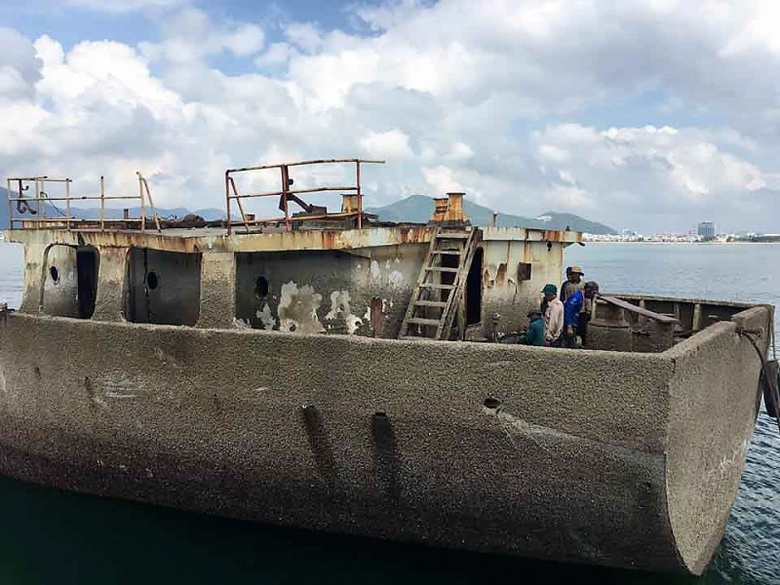 t&agrave;u nam kh&aacute;nh