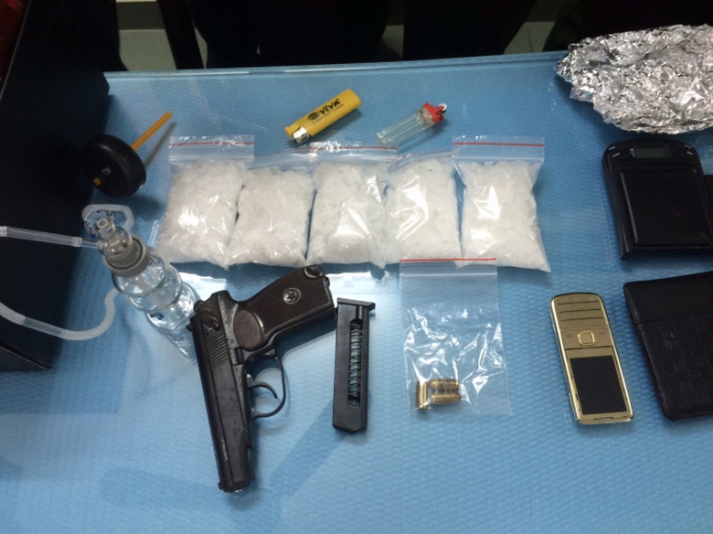 S&uacute;ng v&agrave; ma t&uacute;y của Vũ bị C&ocirc;ng an bắt giữ