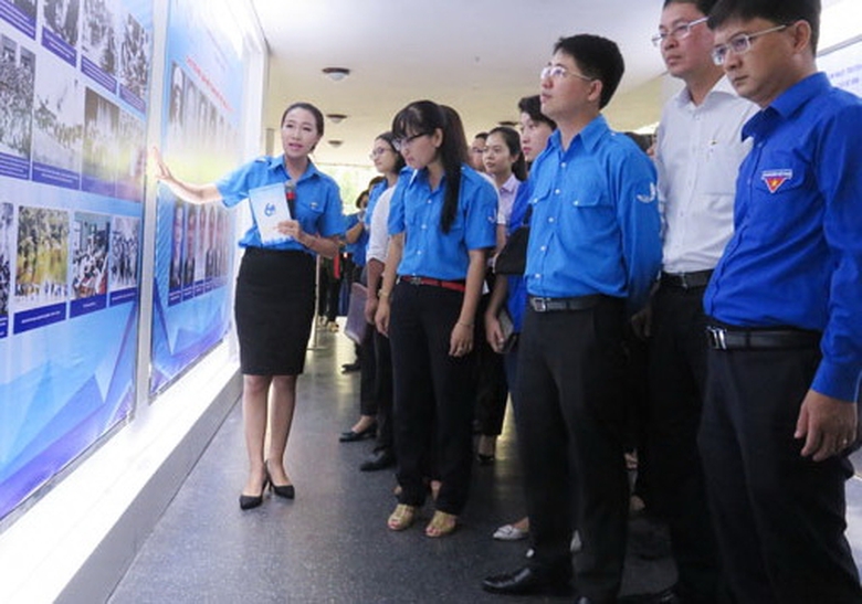 C&aacute;c bạn Thanh Ni&ecirc;n đang xem ảnh