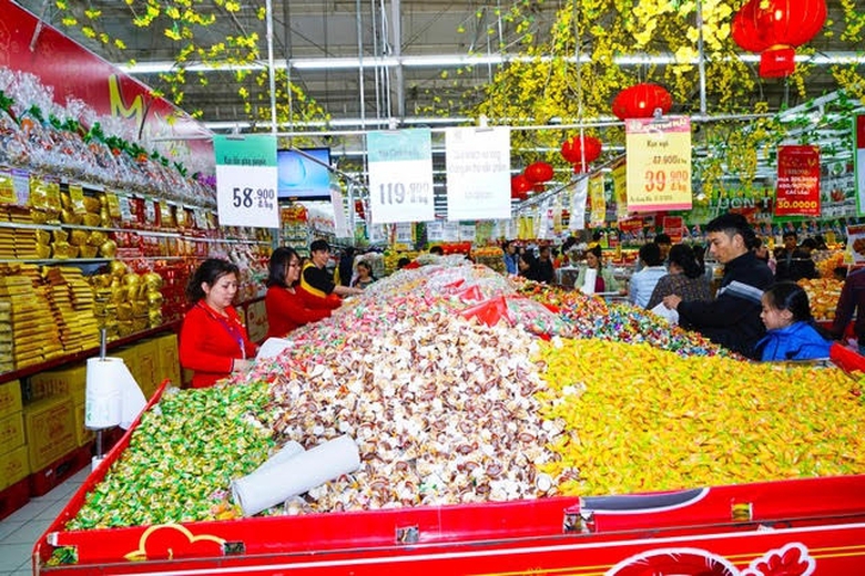 Kh&aacute;ch h&agrave;ng chọn mua tại si&ecirc;u thị