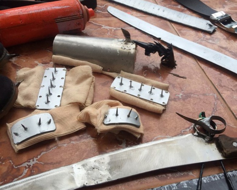 Vũ kh&iacute; tự chế của Phượng mang theo